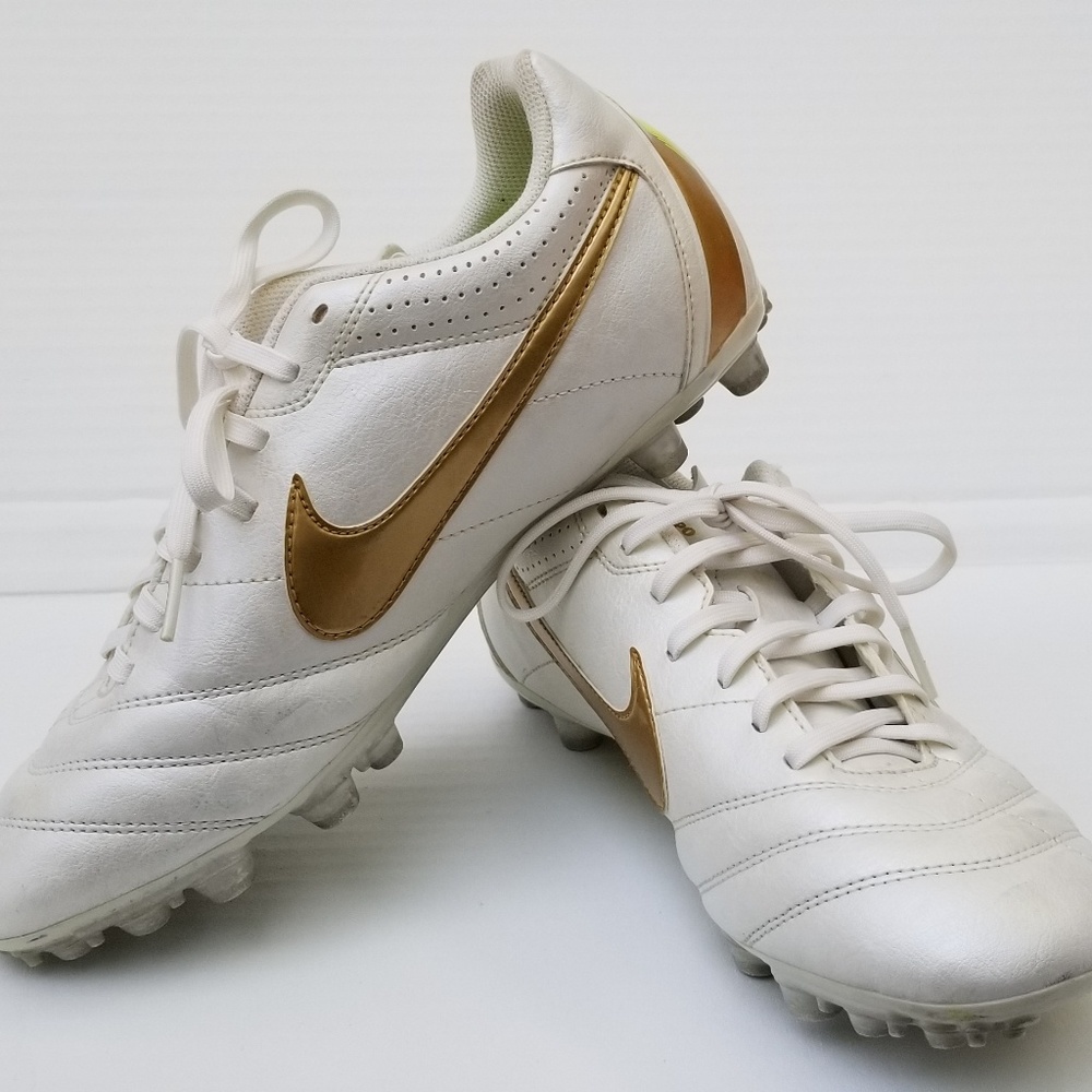 Nike tiempo white gold logo on the side 8.5us